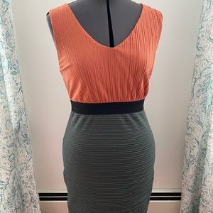 Two-toned sheath dress - Medium
